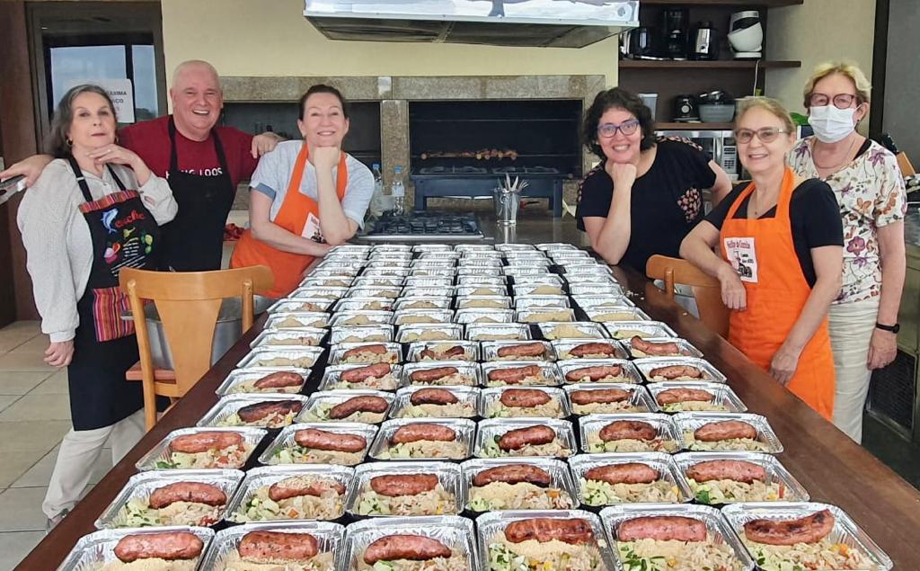 No momento você está vendo Cozinha Solidária em ação – O grupo do Cozinha